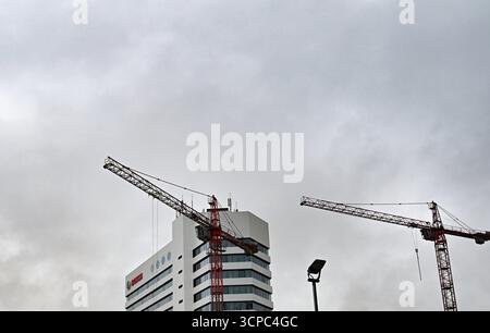Gerlingen, Deutschland. September 2025. Über dem Hauptsitz der Robert Bosch GmbH sind dunkle Wolken zu sehen. Der Automobilzulieferer Bosch will vor allem an deutschen Standorten im Geschäftsbereich Mobility Kosten senken und rund 13.000 weitere Arbeitsplätze reduzieren. Quelle: Bernd Weißbrod/dpa/Alamy Live News Stockfoto