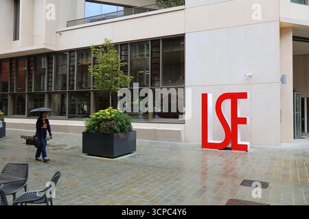 LONDON, Großbritannien - 9. JULI 2024: Besucher besuchen den Campus der LSE London School of Economics and Political Science in London. Stockfoto