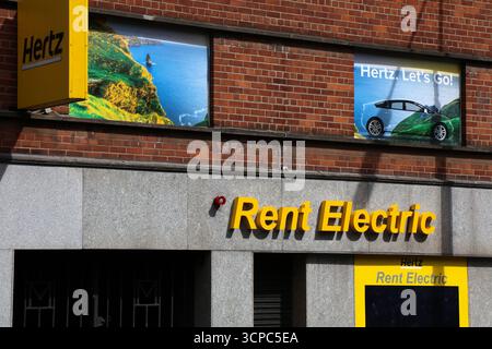 DUBLIN, IRLAND - 7. JULI 2024: Hertz Autovermietung bietet Elektroautos in Dublin, Irland. Stockfoto