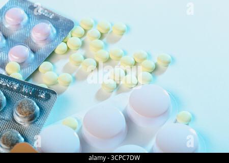 Verschreibungspflichtige Pillen und Tabletten auf einer Oberfläche in einer Gesundheitseinrichtung angeordnet Stockfoto