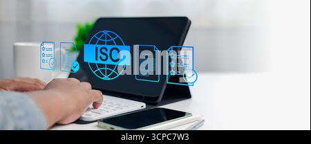 Geschäftskonzept von ISO-Zertifizierung, Qualitätsmanagementsystem, Compliance und internationalen Standards mit Symbolen für digitale Dokumente und Technologie W Stockfoto