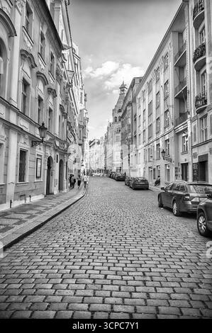 PRAG - 10. MAI 2024: Spaziergang durch die Straßen von Josefov, dem jüdischen Viertel von Prag, Tschechien Stockfoto