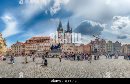 PRAG - 10. MAI 2024: Touristen genießen einen sonnigen Tag auf dem Altstadtplatz mit der Tyn-Kirche im historischen Zentrum von Prag, Tschechien Stockfoto