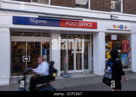 King's Lynn, Großbritannien, 25. September 2025. Co-Branding TG Jones (ehemals WH Smiths), Post Office und Toys R US Ladenfront. Quelle: Stephen Keable/Alamy Live News Stockfoto
