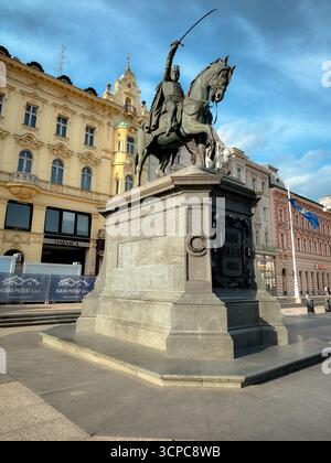 Die Reiterstatue von Ban Josip Jelačić steht im Zentrum des Ban Jelačić Platzes, einem zentralen Punkt des Stadtlebens von Zagreb. Stockfoto