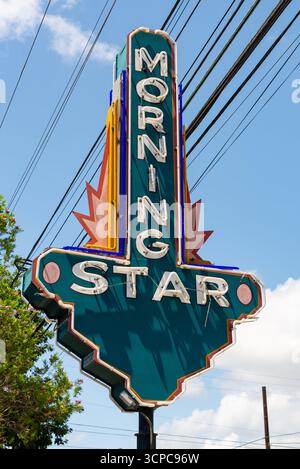 Austin, Texas - USA - 20. Juni 2025: Vintage-Schild am 1. Straße in Austin, Texas, USA. Stockfoto