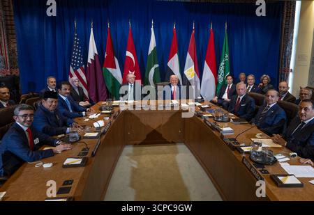 Präsident Donald J. Trump nimmt an einem multilateralen Treffen im Hauptquartier der Vereinten Nationen während der 80. UN-Generalversammlung mit Emir von Katar Scheich Tamim bin Hamad Al Thani, König Abdullah II von Jordanien, dem türkischen Präsidenten Tayyip Erdogan, dem pakistanischen Premierminister Shehbaz Sharif, dem indonesischen Außenminister Sugiono, dem ägyptischen Premierminister Mostafa Madbouly und dem stellvertretenden Premierminister der Vereinigten Arabischen Emirate Sheikh Abdullah bin Zayed Al Nahayan Teil; und saudischer Außenminister Prinz Faisal bin Farhan Al Saud in New York City, 23. September 2025. Bild mit freundlicher Genehmigung des Weißen Hauses. Stockfoto