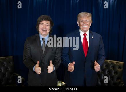 Präsident Donald Trump gab vor einem Treffen im Hauptquartier der Vereinten Nationen in New York City am 23. September 2025 die Daumen hoch mit dem argentinischen Präsidenten Javier Milei. Bild mit freundlicher Genehmigung des Weißen Hauses. Stockfoto