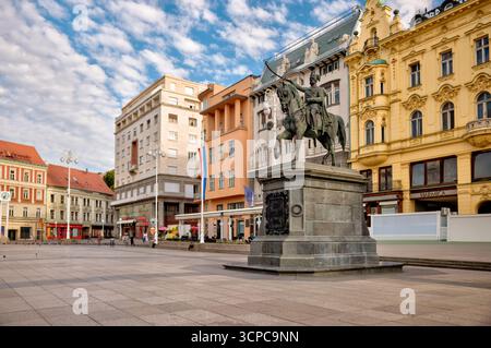 Die Reiterstatue von Ban Josip Jelačić steht im Zentrum des Ban Jelačić Platzes, einem zentralen Punkt des Stadtlebens von Zagreb. Stockfoto
