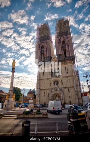 Die Kathedrale von Zagreb, die der Himmelfahrt der Heiligen Jungfrau Maria gewidmet ist, wird restauriert und verfügt über ein Gerüst, das die berühmten Doppeltürme bedeckt Stockfoto
