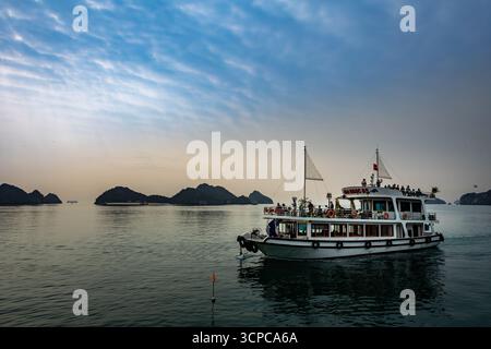 Cat Ba, Vietnam - 20. März 2025: Touristisches Segeln in der Lan Ha Bay, Ha Long. Wunderschöne Kalksteinkarstinseln, türkisfarbenes Meerwasser. Stockfoto