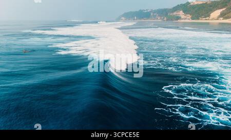 Eine stürzende Surfwelle in Bali am Pandawa Beach Stockfoto