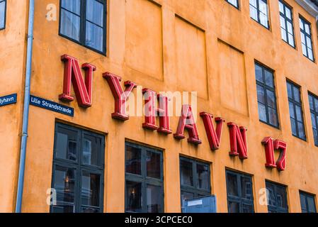 Orange Facade und Nyhavn 17 Sign in Nyhavn, Kopenhagen, Dänemark Stockfoto