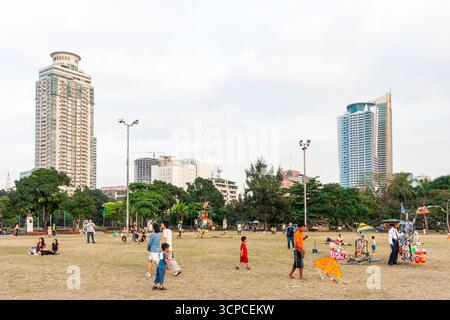 Filipinos und Familien genießen einen Sonntagnachmittag auf dem offenen Gelände des Rizal Park in Manila, Philippinen Stockfoto