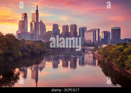 Philadelphia, Pennsylvania, USA. Stadtbild der Innenstadt von Philadelphia, Pennsylvania, mit Reflexion der Skyline im Schuylkill River, der zum Stadtzentrum führt Stockfoto