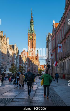 Sonnenuntergang an der Langen Lane (Ulica Dluga) gesäumt von historischen Bürgerhäusern in der Altstadt von Danzig in Polen. Stockfoto