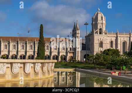 Kloster Jeronimos, Kirche der Heiligen Maria von Bethlehem und Brunnen im Garten Praca do Imperio in Lissabon, Portugal. Stockfoto
