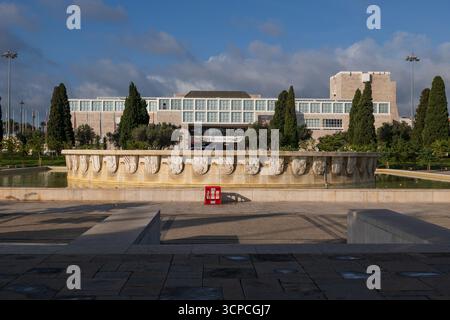 Kulturzentrum Belem (Portugiesisch: Centro Cultural de Belem - CCB) und Fountin im Jardim da Praca do Imperio in Lissabon, Portugal. Stockfoto