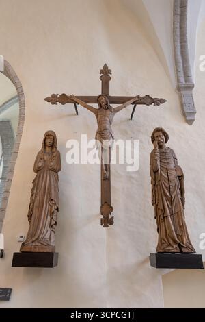 Kalvariengruppe mit Jesus Christus am Kreuz (14. Jahrhundert), Jungfrau Maria und Johannes dem Apostel (1410er-1430er Jahre) in der St. Nikolaus Kirche und Niguliste Stockfoto