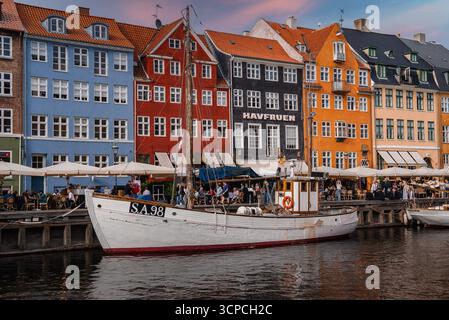 Nyhavn Waterfront in Kopenhagen mit farbenfrohen Gebäuden und Boot Stockfoto