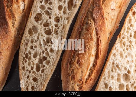 Knusprige Baguette-Scheiben Auf Dunklem Hintergrund Frische Bäckerei Sauerteig Brot Nahaufnahme Für Lebensmittelfotografie Stockfoto