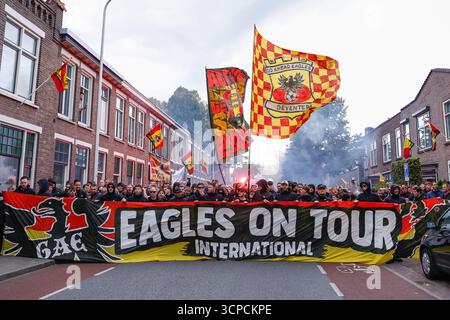 Fans von Go Ahead Eagles vor dem Spiel während des Phase MD1-Spiels der UEFA Europa League 2025/26 zwischen Go Ahead Eagles und Fotbal Club FCSB im Stadion de Adelaarshorst am 25. September 2025 in Deventer, Niederlande. (Foto: Marcel ter Bals/MTB-Photo/Alamy Live News) Stockfoto