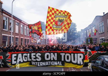 Fans von Go Ahead Eagles vor dem Spiel während des Phase MD1-Spiels der UEFA Europa League 2025/26 zwischen Go Ahead Eagles und Fotbal Club FCSB im Stadion de Adelaarshorst am 25. September 2025 in Deventer, Niederlande. (Foto: Marcel ter Bals/MTB-Photo/Alamy Live News) Stockfoto
