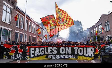 Fans von Go Ahead Eagles vor dem Spiel während des Phase MD1-Spiels der UEFA Europa League 2025/26 zwischen Go Ahead Eagles und Fotbal Club FCSB im Stadion de Adelaarshorst am 25. September 2025 in Deventer, Niederlande. (Foto: Marcel ter Bals/MTB-Photo/Alamy Live News) Stockfoto