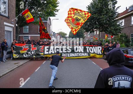 Fans von Go Ahead Eagles vor dem Spiel während des Phase MD1-Spiels der UEFA Europa League 2025/26 zwischen Go Ahead Eagles und Fotbal Club FCSB im Stadion de Adelaarshorst am 25. September 2025 in Deventer, Niederlande. (Foto: Marcel ter Bals/MTB-Photo/Alamy Live News) Stockfoto