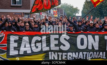 Fans von Go Ahead Eagles vor dem Spiel während des Phase MD1-Spiels der UEFA Europa League 2025/26 zwischen Go Ahead Eagles und Fotbal Club FCSB im Stadion de Adelaarshorst am 25. September 2025 in Deventer, Niederlande. (Foto: Marcel ter Bals/MTB-Photo/Alamy Live News) Stockfoto