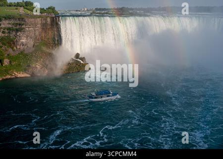 05AUG2006, NIAGARA, KANADA - Vergnügungsboot auf den Niagarafällen mit Regenbogen und Wasserfall im Hintergrund. Blick von der kanadischen Seite. Stockfoto