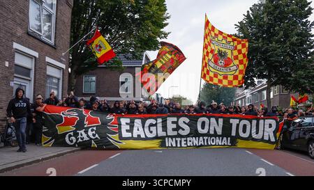 Fans von Go Ahead Eagles vor dem Spiel während des Phase MD1-Spiels der UEFA Europa League 2025/26 zwischen Go Ahead Eagles und Fotbal Club FCSB im Stadion de Adelaarshorst am 25. September 2025 in Deventer, Niederlande. (Foto: Marcel ter Bals/MTB-Photo/Alamy Live News) Stockfoto