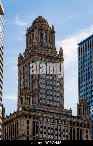 Ein detaillierter Blick auf einen historischen Chicagoer Wolkenkratzer mit kunstvoller Architektur und Design, mit einem klaren blauen Himmel im Hintergrund. Stockfoto