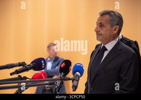 (250925) -- PARIS, 25. September 2025 (Xinhua) -- der ehemalige französische Präsident Nicolas Sarkozy spricht nach dem Urteil seines Prozesses in Paris, Frankreich, 25. September 2025 vor den Medien. Der ehemalige französische Präsident Nicolas Sarkozy wurde am Donnerstag zu fünf Jahren Haft mit einer aufgeschobenen Gefängnisstrafe verurteilt, nachdem er wegen einer kriminellen Verschwörung wegen angeblicher libyscher Finanzierung seines Präsidentschaftswahlkampfes 2007 für schuldig befunden worden war. Das Gericht verhängte Sarkozy außerdem eine Geldstrafe von 100.000 Euro (117.000 US-Dollar) und Verbot ihm fünf Jahre lang, ein öffentliches Amt auszuüben oder sich für Wahlen zu kandidieren. Sa Stockfoto