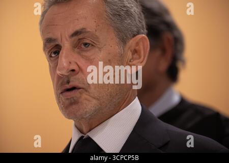 (250925) -- PARIS, 25. September 2025 (Xinhua) -- der ehemalige französische Präsident Nicolas Sarkozy spricht nach dem Urteil seines Prozesses in Paris, Frankreich, 25. September 2025 vor den Medien. Der ehemalige französische Präsident Nicolas Sarkozy wurde am Donnerstag zu fünf Jahren Haft mit einer aufgeschobenen Gefängnisstrafe verurteilt, nachdem er wegen einer kriminellen Verschwörung wegen angeblicher libyscher Finanzierung seines Präsidentschaftswahlkampfes 2007 für schuldig befunden worden war. Das Gericht verhängte Sarkozy außerdem eine Geldstrafe von 100.000 Euro (117.000 US-Dollar) und Verbot ihm fünf Jahre lang, ein öffentliches Amt auszuüben oder sich für Wahlen zu kandidieren. Sa Stockfoto