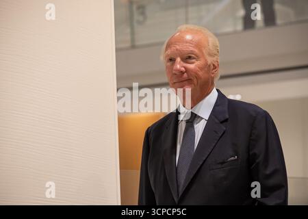 (250925) -- PARIS, 25. September 2025 (Xinhua) -- der ehemalige französische Innenminister Brice Hortefeux trifft am 25. September 2025 im Gerichtssaal in Paris ein. Der ehemalige französische Präsident Nicolas Sarkozy wurde am Donnerstag zu fünf Jahren Haft mit einer aufgeschobenen Gefängnisstrafe verurteilt, nachdem er wegen einer kriminellen Verschwörung wegen angeblicher libyscher Finanzierung seines Präsidentschaftswahlkampfes 2007 für schuldig befunden worden war. Das Gericht verhängte Sarkozy außerdem eine Geldstrafe von 100.000 Euro (117.000 US-Dollar) und Verbot ihm fünf Jahre lang, ein öffentliches Amt auszuüben oder sich für Wahlen zu kandidieren. Sarkozy hat es wiederholt Stockfoto