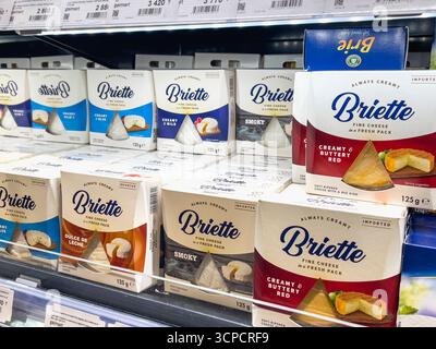 21. September 2025, Astana, Republik Kasachstan: Brie-Käse wird in einem Supermarktregal ausgestellt Stockfoto