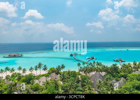 Atemberaubendes Panorama-Strandresort auf den Malediven mit luxuriösen Wasservillen, hellem türkisfarbenem Meer, tropischer Insel, Sommerlandschaft, Reisetourismus Stockfoto