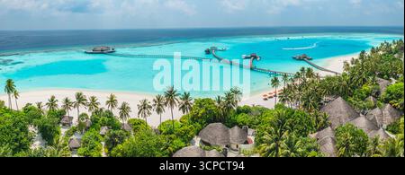 Atemberaubendes Panorama-Strandresort auf den Malediven mit luxuriösen Wasservillen, hellem türkisfarbenem Meer, tropischer Insel, Sommerlandschaft, Reisetourismus Stockfoto