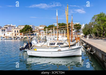 Portocolom Fischerdorf auf Mallorca mit Booten und bunten Häusern Urlaub am Meer Reise in Spanien Portocolom, Spanien - 26. Mai 2025: Portocolom Fischerdorf auf Mallorca mit Booten und bunten Häusern Urlaub am Meer Reise in Portocolom, Spanien. *** Portocolom Fischerdorf auf Mallorca mit Booten und bunten Häusern Urlaub am Meer Ausflug in Spanien Portocolom, Spanien 26 Mai 2025 Portocolom Fischerdorf auf Mallorca mit Booten und bunten Häusern Urlaub am Meer Ausflug in Portocolom, Spanien Stockfoto