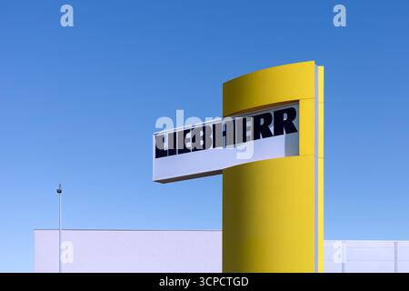 Liebherr-Logo auf einem Pylon - Liebherr ist ein deutsch-schweizerischer Hersteller von Kränen, schweren Bau- und Landmaschinen sowie Flugzeugausrüstung. Stockfoto