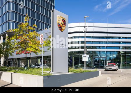 Porsche Zentrum Autohaus am Pragsattel in Stuttgart, Deutschland Stuttgart, Deutschland - 20. September 2025: Porsche Zentrum Autohaus am Pragsattel in Stuttgart. *** Porsche Center Autohaus am Pragsattel in Stuttgart, Deutschland 20 September 2025 Porsche Center Autohaus am Pragsattel in Stuttgart, Deutschland Stockfoto