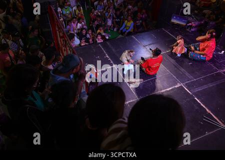 Bangkok, Bangkok, Thailand. September 2025. Die Prakit Monkey Show ist eine Performance, bei der Affen als Hauptdarsteller auftreten. Die Show läuft seit 1975 seit 50 Jahren. Es wird nun von der zweiten Generation verwaltet, die nach dem Tod seines Vaters die Kontrolle übernahm. Die Prakit Monkey Show ist die letzte verbliebene Monkey Show in Thailand am 25. September 2025 in Bangkok. (Kreditbild: © Nattaphon Phanphongsanon/ZUMA Press Wire) NUR REDAKTIONELLE VERWENDUNG! Nicht für kommerzielle ZWECKE! Stockfoto