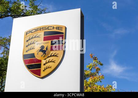 Porsche Logo am Porsche Zentrum Autohaus am Pragsattel in Stuttgart, Deutschland Stuttgart, Deutschland - 20. September 2025: Porsche Logo am Porsche Zentrum Autohaus am Pragsattel in Stuttgart. *** Porsche-Logo im Porsche Center Autohaus am Pragsattel Stuttgart, Deutschland 20. September 2025 Porsche-Logo im Porsche Center Autohaus am Pragsattel in Stuttgart Stockfoto