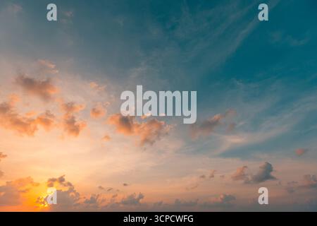 Schönheit Sonnenuntergang Himmel Bunte traumhafte Wolken ruhiger Horizont leuchtendes Licht majestätische abendliche Natur Hintergrund ruhige, malerische Atmosphäre. Friedliche Strahlen Stockfoto