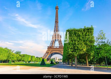 Symbol von Paris, wunderschöner Eiffelturm aus Marsfeld, Frankreich. Stockfoto