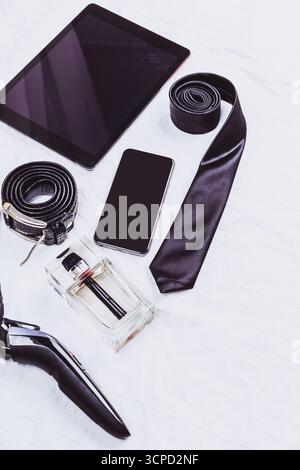 Elegante, flache Herrenaccessoires auf einer glatten Oberfläche für einen stilvollen Look Stockfoto