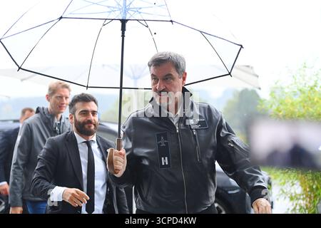 Ankunft Markus SOEDER Ministerpraesident Bayern und CSU Vorsitzender in Fliegerjacke. Helsing zeigt Designstudie für unbemanntes Kampfflugzeug Helsing praeentiert mit CA-1 Europa ein Konzept für ein unbemanntes Kampfflugzeug, das mit KI gesteuert wird. Die Serienreife ist in vier Jahren geplant. Luftverteidigungssysteme CA-1 Europa der Helsing Germany GmbH am 25.09.2025 auf Flughafen auf dem Flughafenngelaende Grob Aircraft in Tussenhausen-Mattsies *** Ankunft Markus SOEDER Ministerpräsident von Bayern und CSU Vorsitzender in Flugjacke Helsing präsentiert Designstudie für unbemannte Kampfflugzeuge H Stockfoto