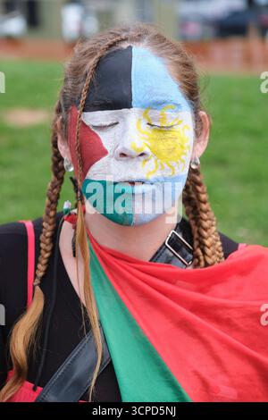 Buenos Aires, Argentinien; 23. September 2025: Kopfporträt eines Aktivisten mit palästinensischen und argentinischen Fahnen auf seinem Gesicht. Ihre Augen sind cl Stockfoto
