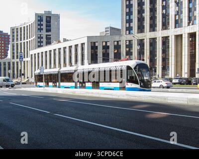 Moskau, Russland, 15. September 2025: Eine Straßenbahn ohne Oberleitungen an einer Haltestelle. Reisen durch Moskau. Stockfoto